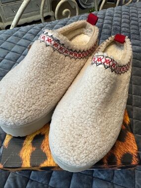 Lemonade Sherpa Slip-On Slippers with Red Accent